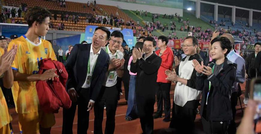 “湘超”常德隊(duì)首個(gè)主場賽后 熊倪周振宇慰問雙方球員